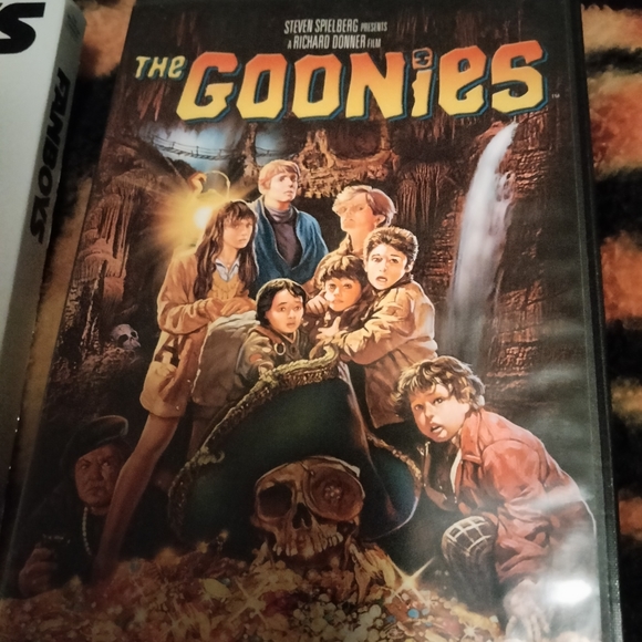 Bundle 5 Movies-2 New. 3 Used. All in Excellent condition. - Picture 2 of 6